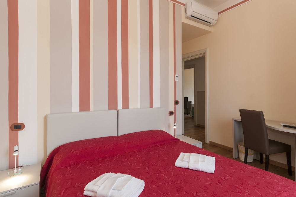 ROOM, DOUBLE BED