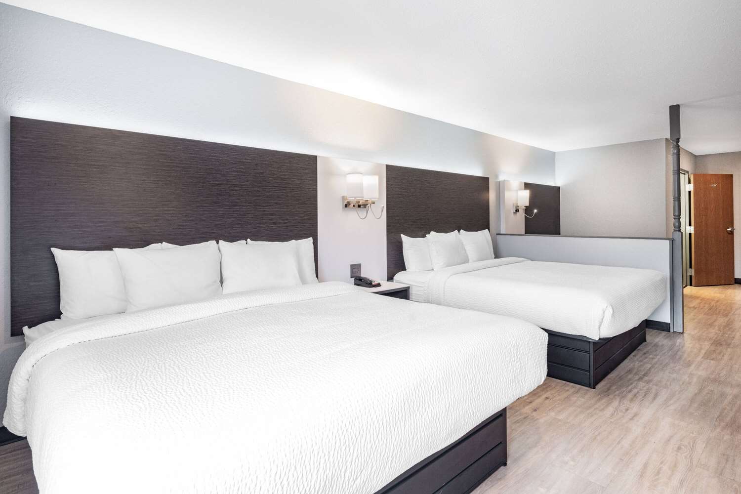 Days Inn and Suites By Wyndham Niagara Falls/Buffalo 16/40