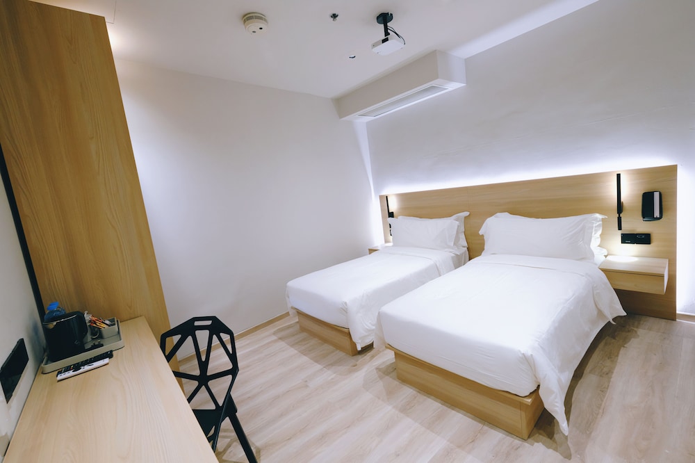 Superior, Twin Beds, No Window