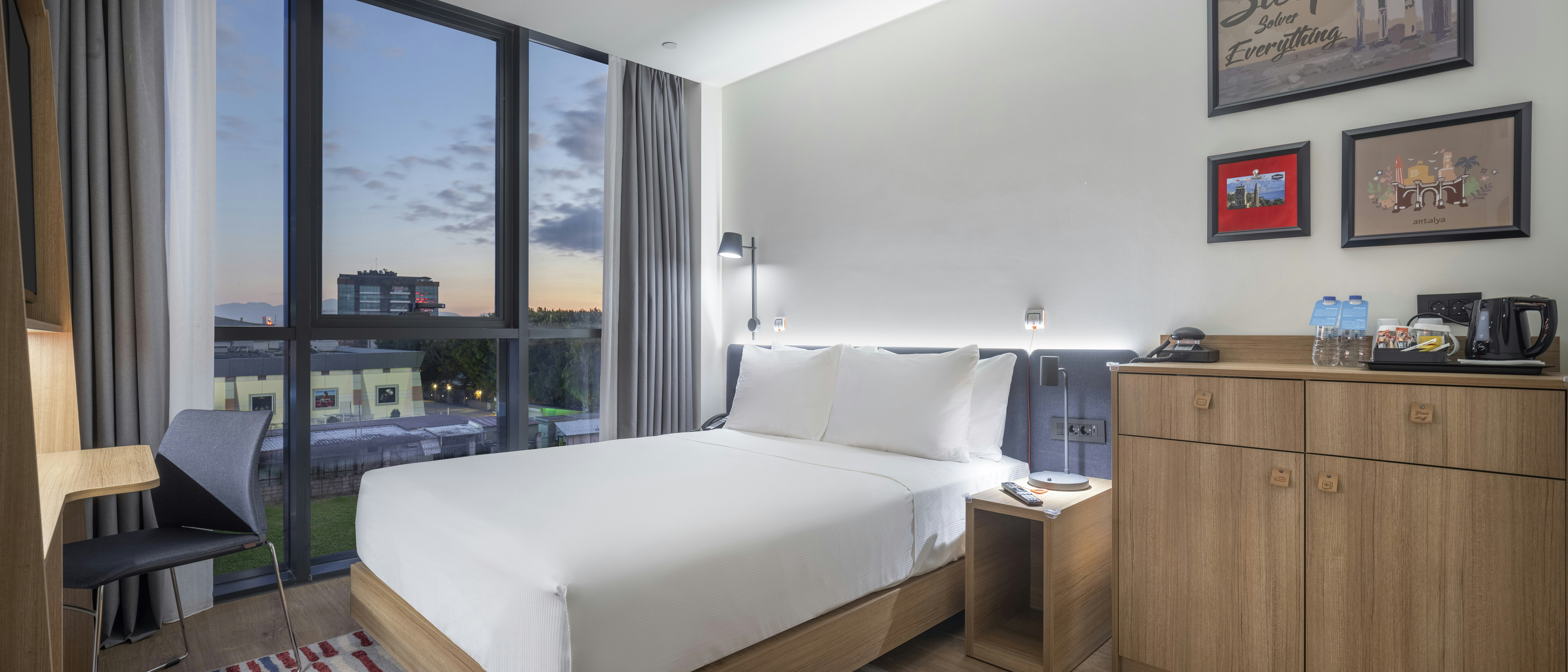 ROOM, QUEEN BED, ACCESSIBLE