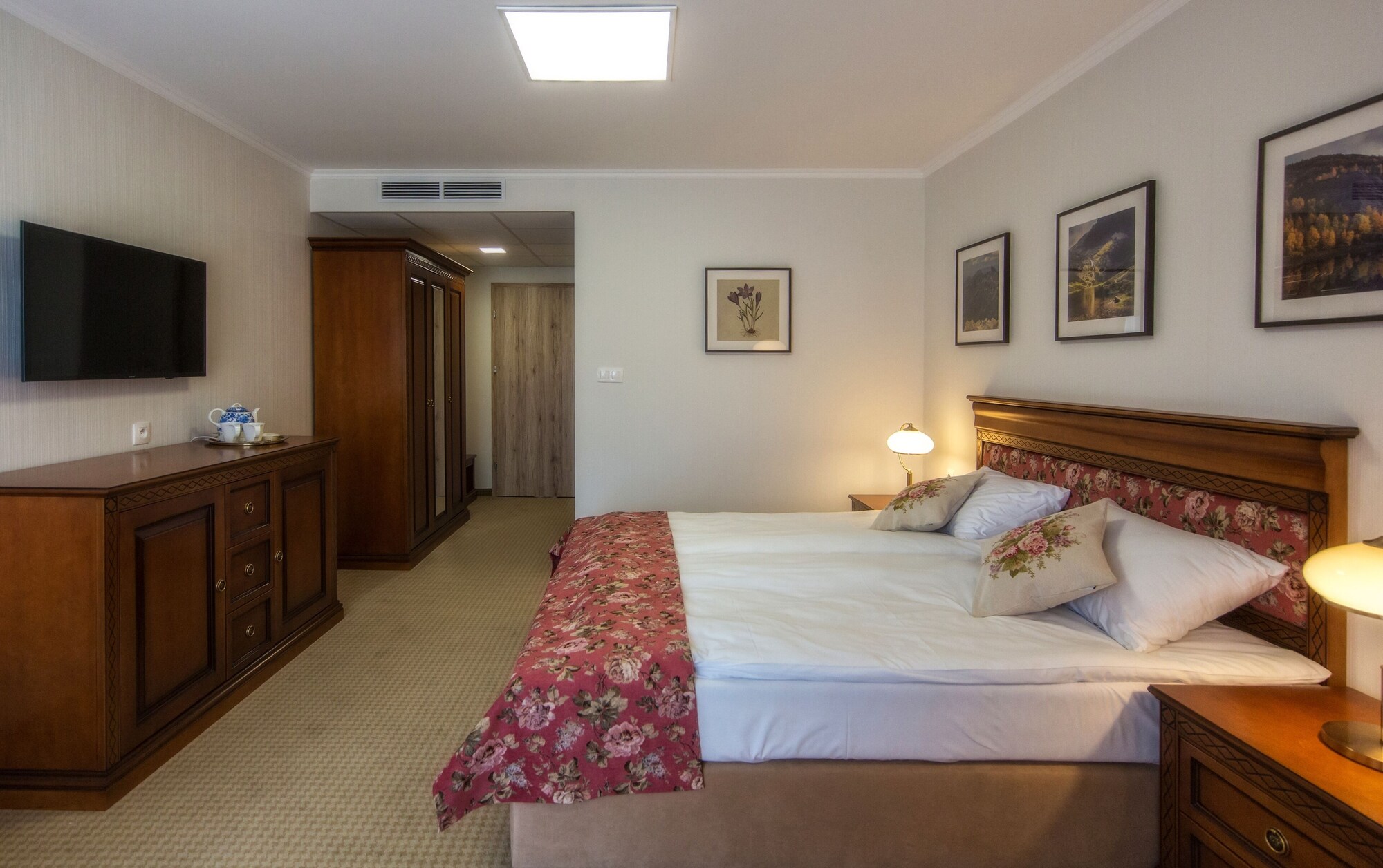 SUPERIOR, DOUBLE OR TWIN BED