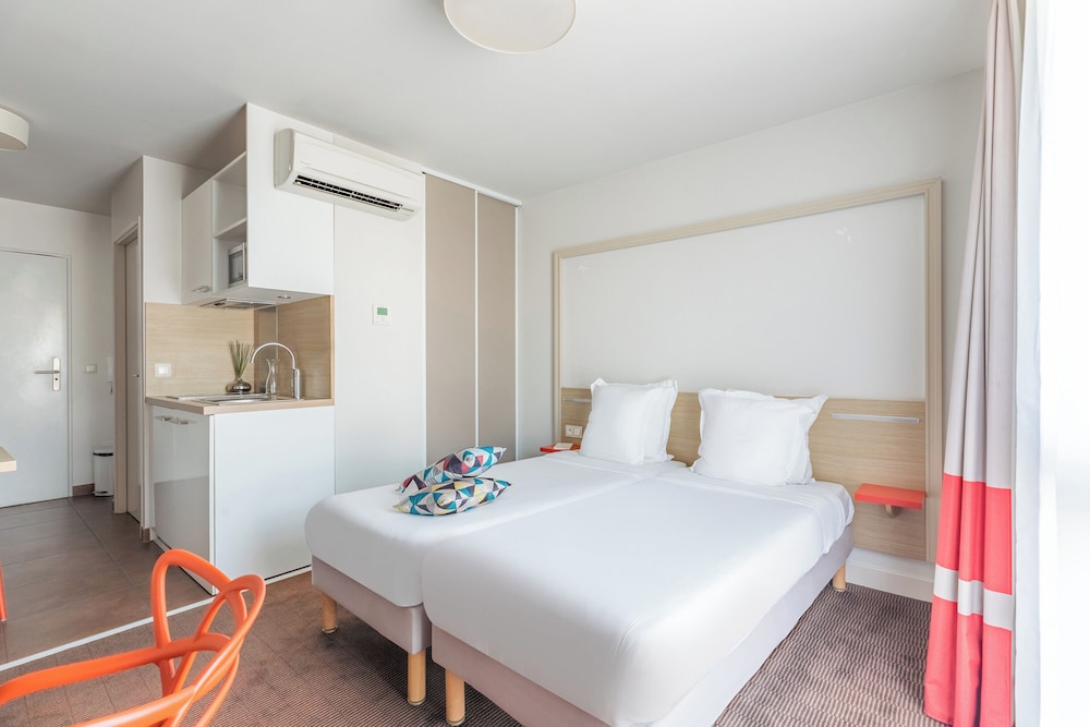 STUDIO, TWIN BEDS
