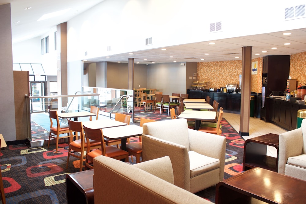 Days Inn by Wyndham Woodbury Long Island 13/23