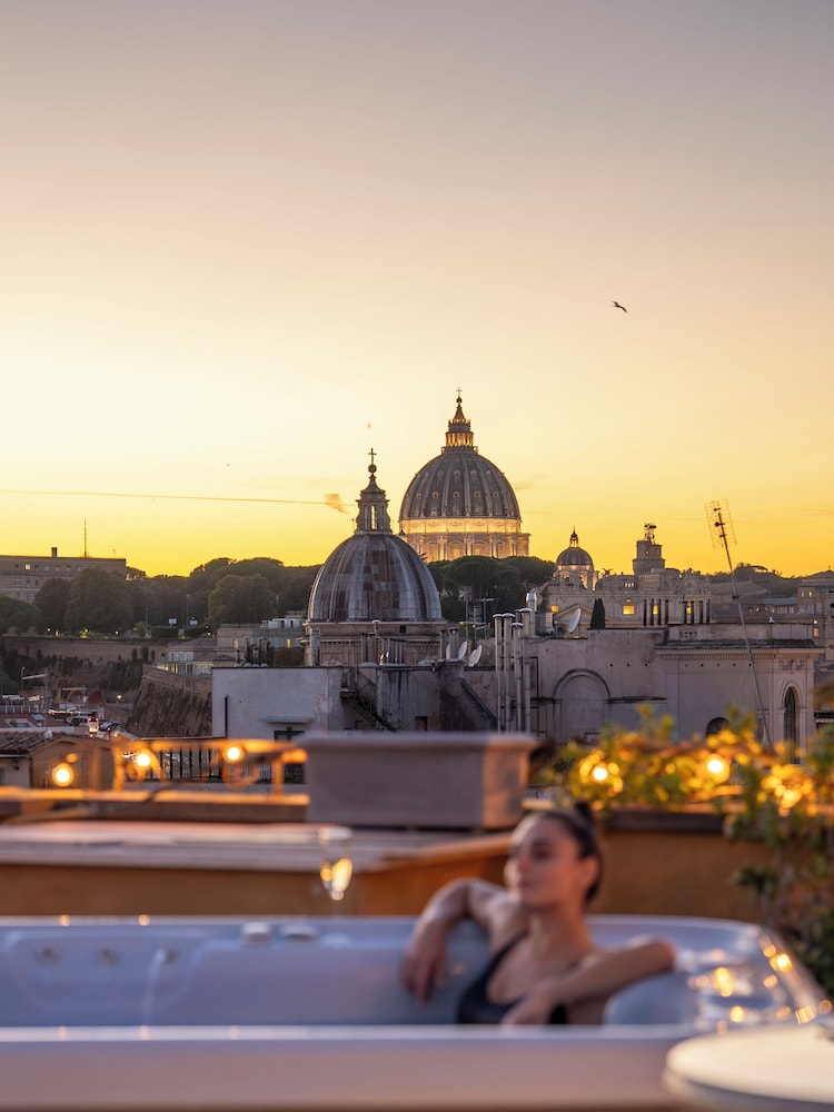 Navona Queen Rooftop 68/73
