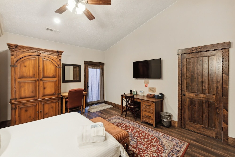 1 Bedroom, Queen Bed