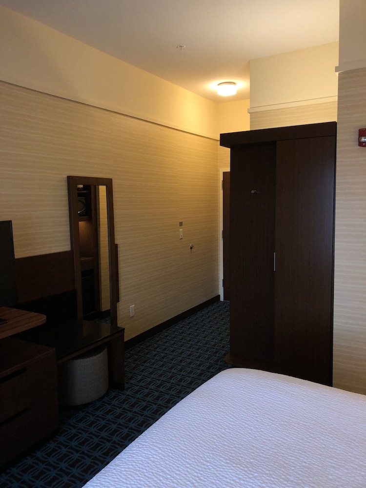 Fairfield Inn Suites Decorah 8/31