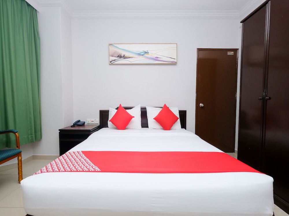 OYO 1236 Hotel Green Park 30/58