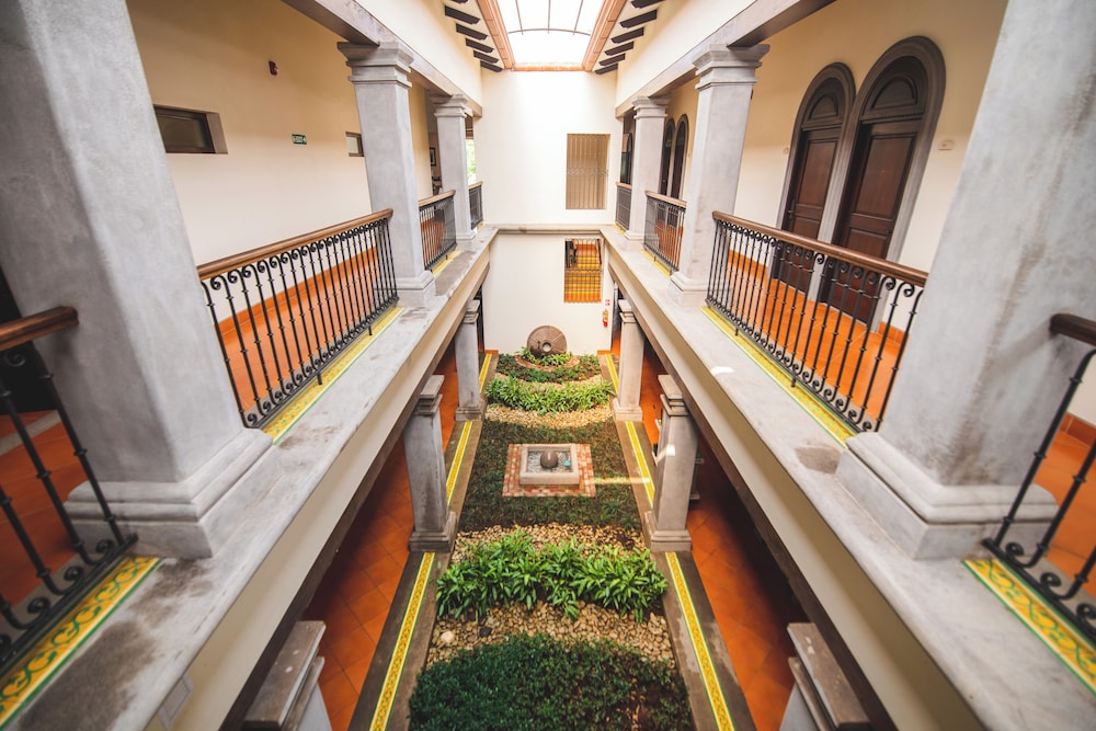 Hotel Los Portales 4/50