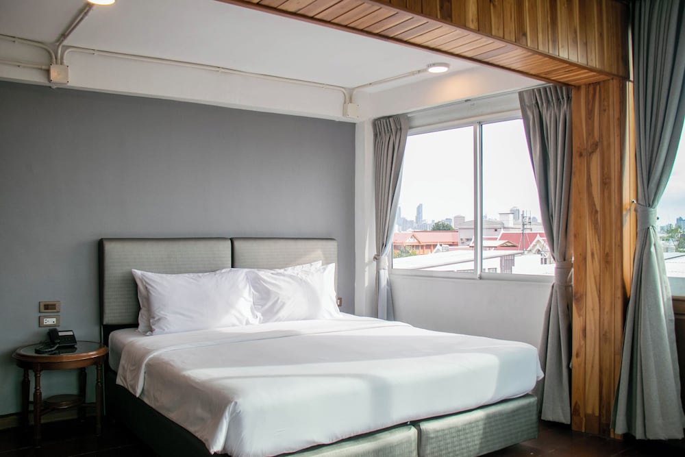Suite, Queen Bed, Murphy Building