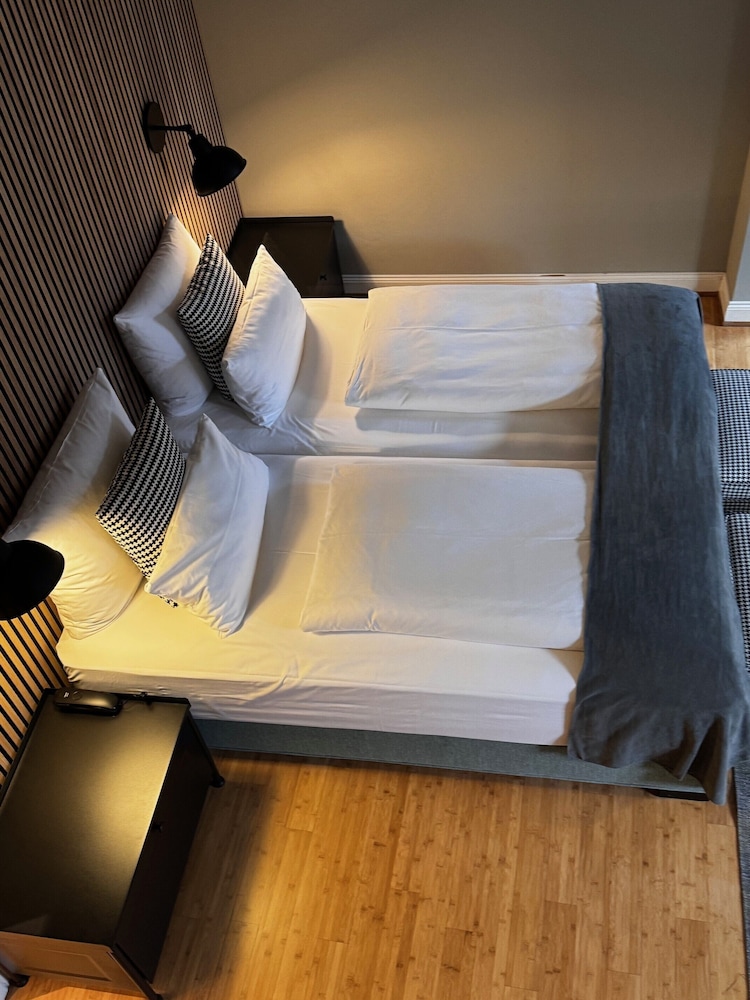 DELUXE, DOUBLE BED