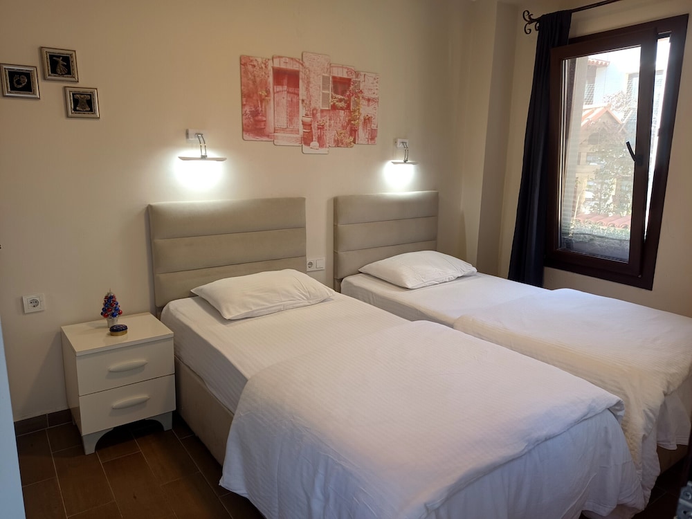 BASIC, TWIN BEDS, COURTYARD VIEW