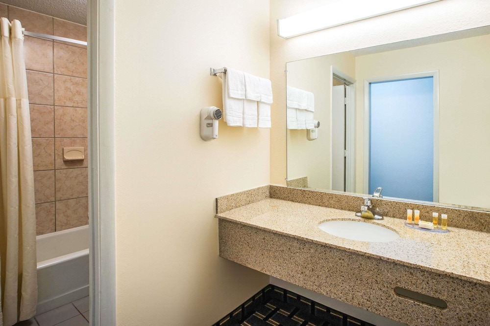 Days Inn By Wyndham Roanoke Near I-81 13/47