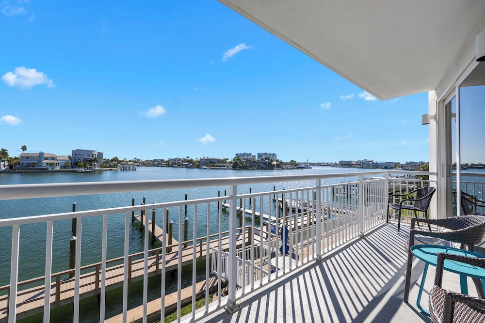 Provident Oceana Beachfront Suites 10/77
