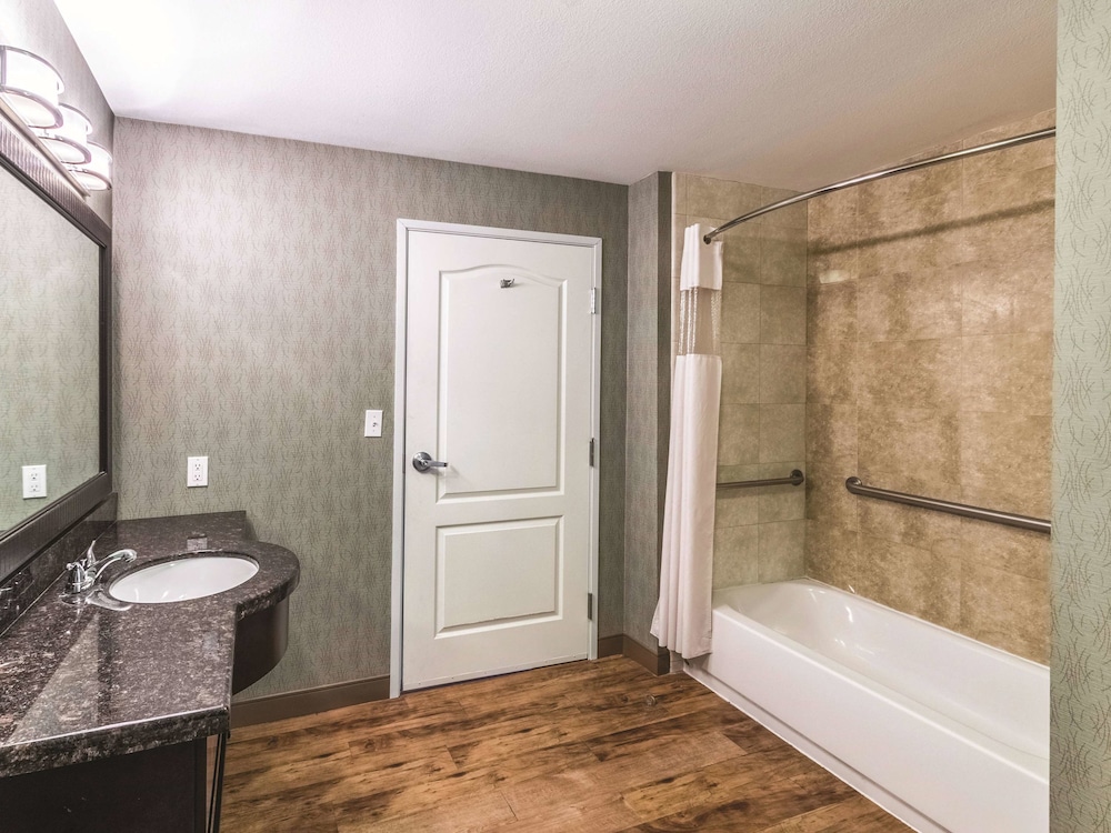 La Quinta Inn & Suites by Wyndham Fort Worth - Lake Worth 48/50