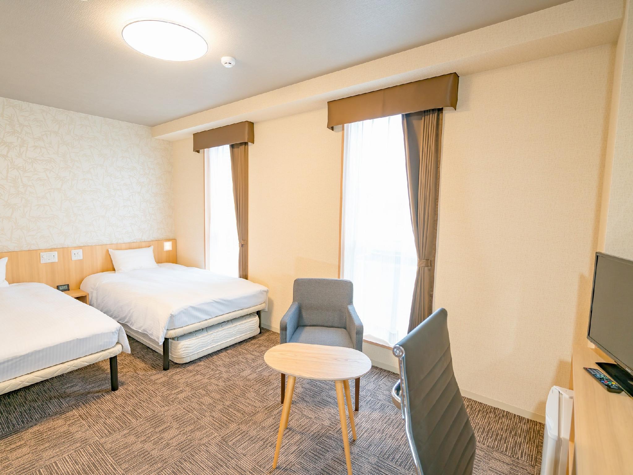 Universal, Twin Beds