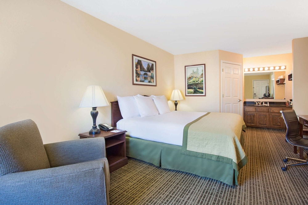 Baymont By Wyndham Forest City 11/36