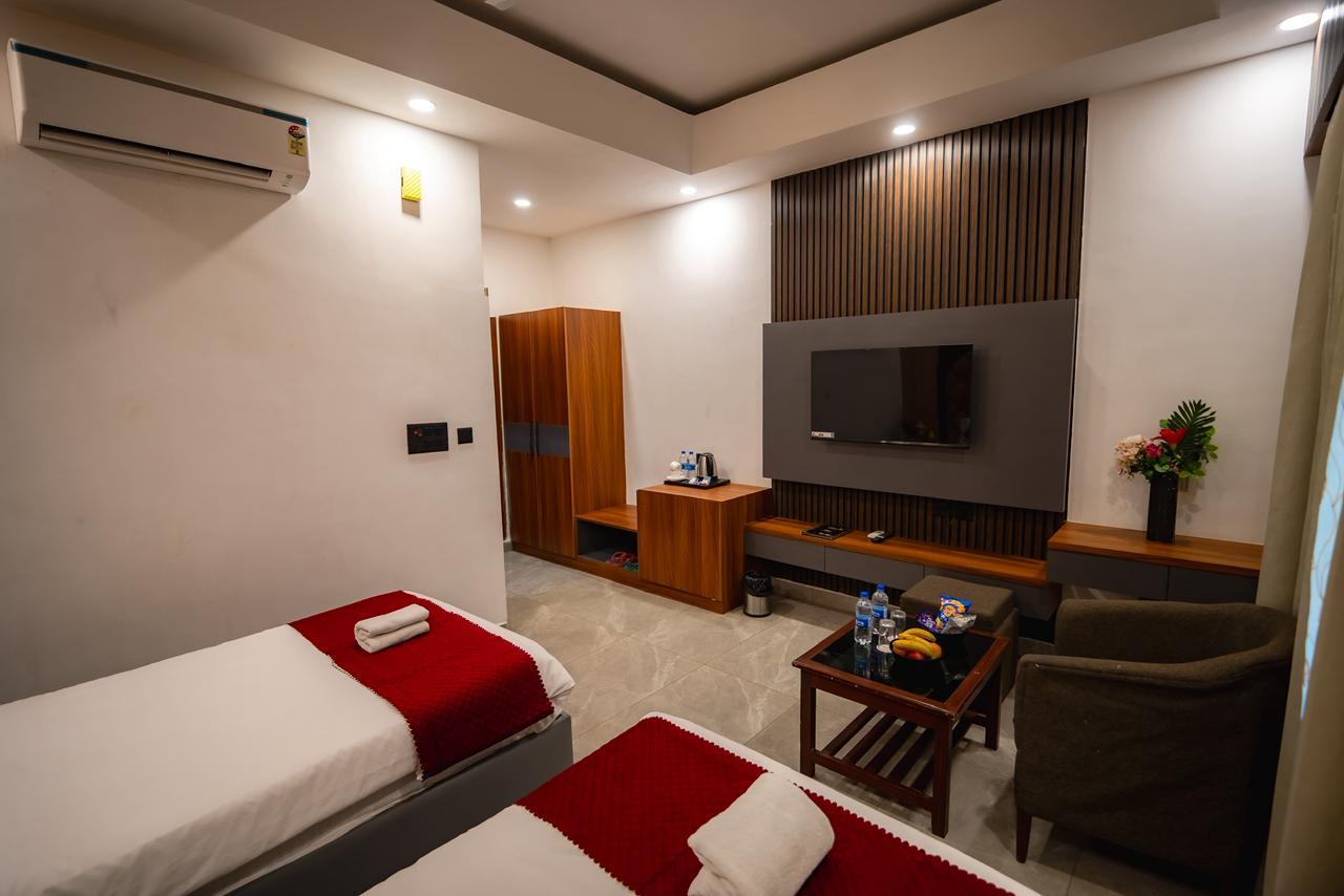 Super, Deluxe, Twin Beds