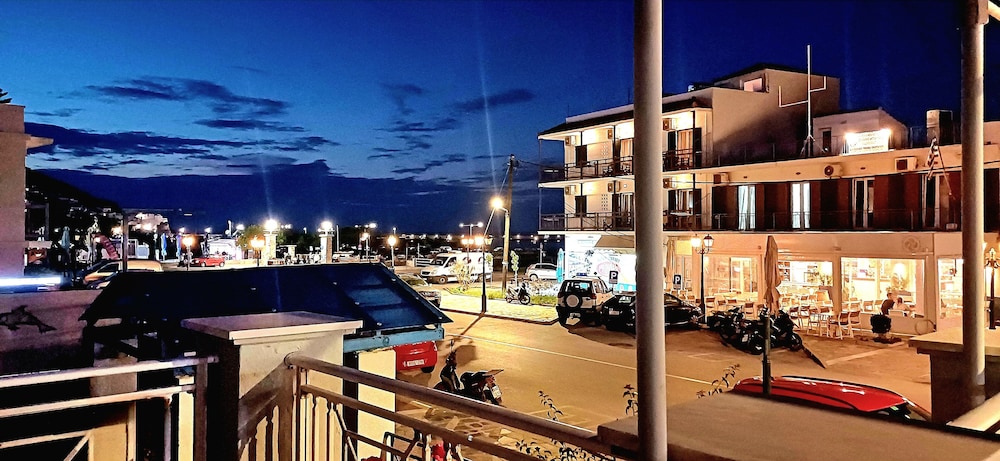 Dolphin Hotel 4/49