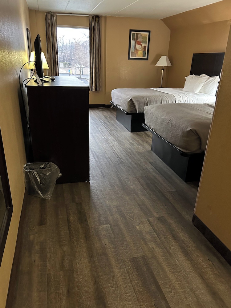 Quality Inn & Suites Cincinnati Uptown Norwood 19/45