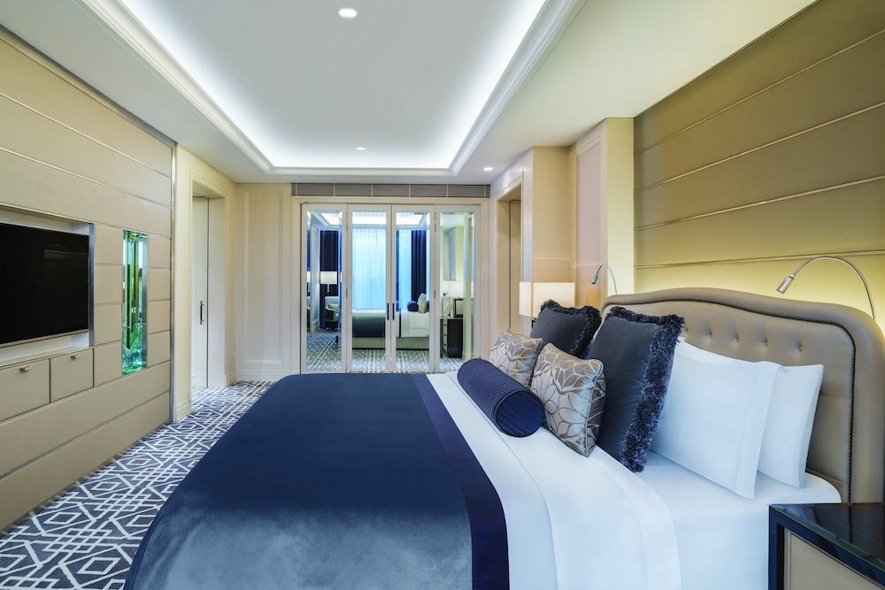 Caroline Astor, Suite, King Bed, with View