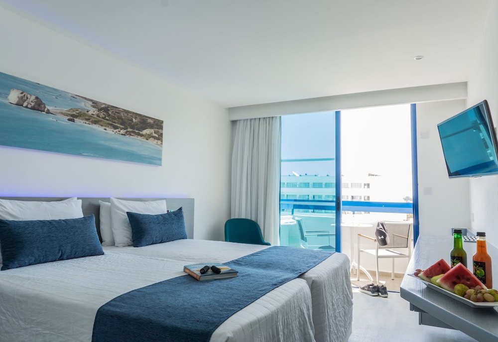 SUPERIOR, TWIN BEDS, PARTIAL SEA VIEW