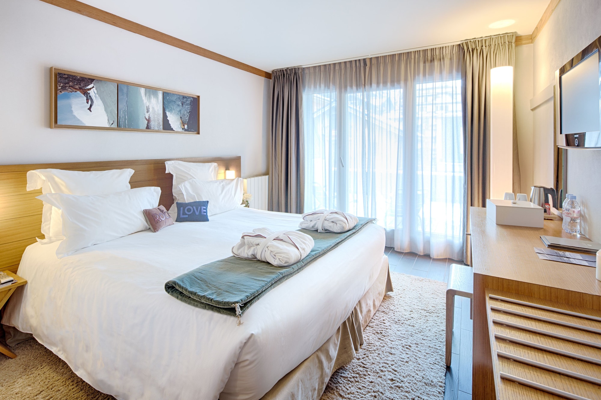 STANDARD, QUEEN BED, BALCONY