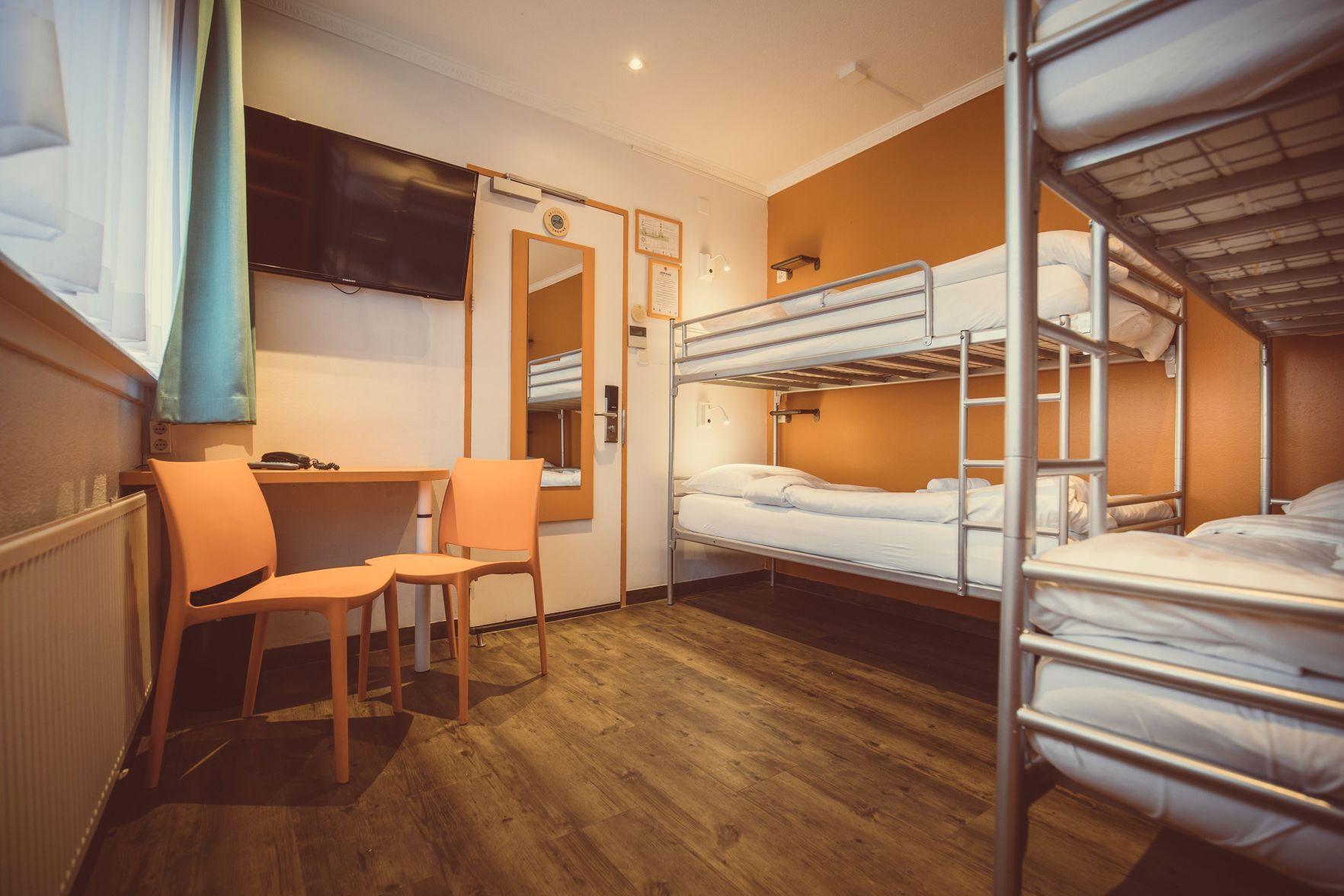 Room, Quadruple