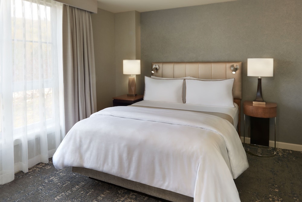 جناح بسرير كوين بغرفة نوم واحدة مع أريكة، Westin Trillium House Blue Mountain 2/5