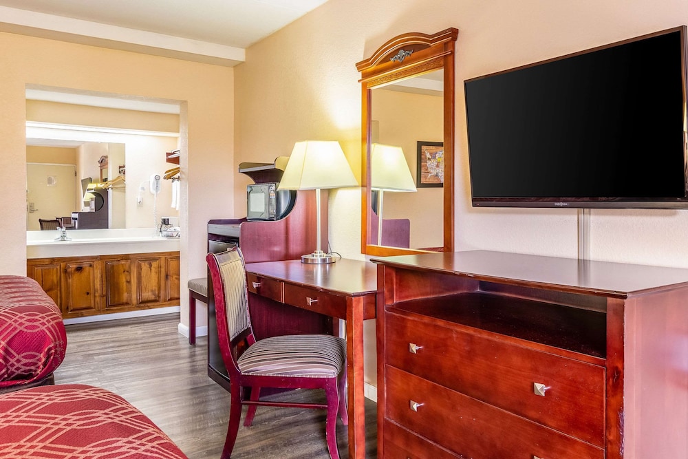Econo Lodge Rocky Top, TN 19/27