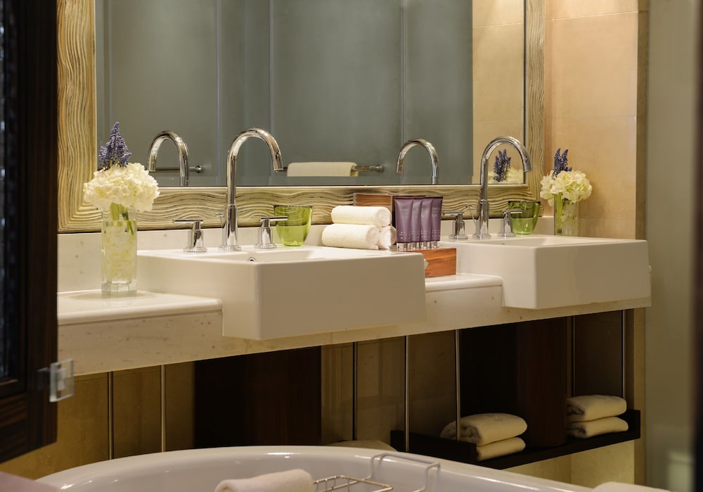The Ritz Carlton Abu Dhabi Grand Canal 55/63