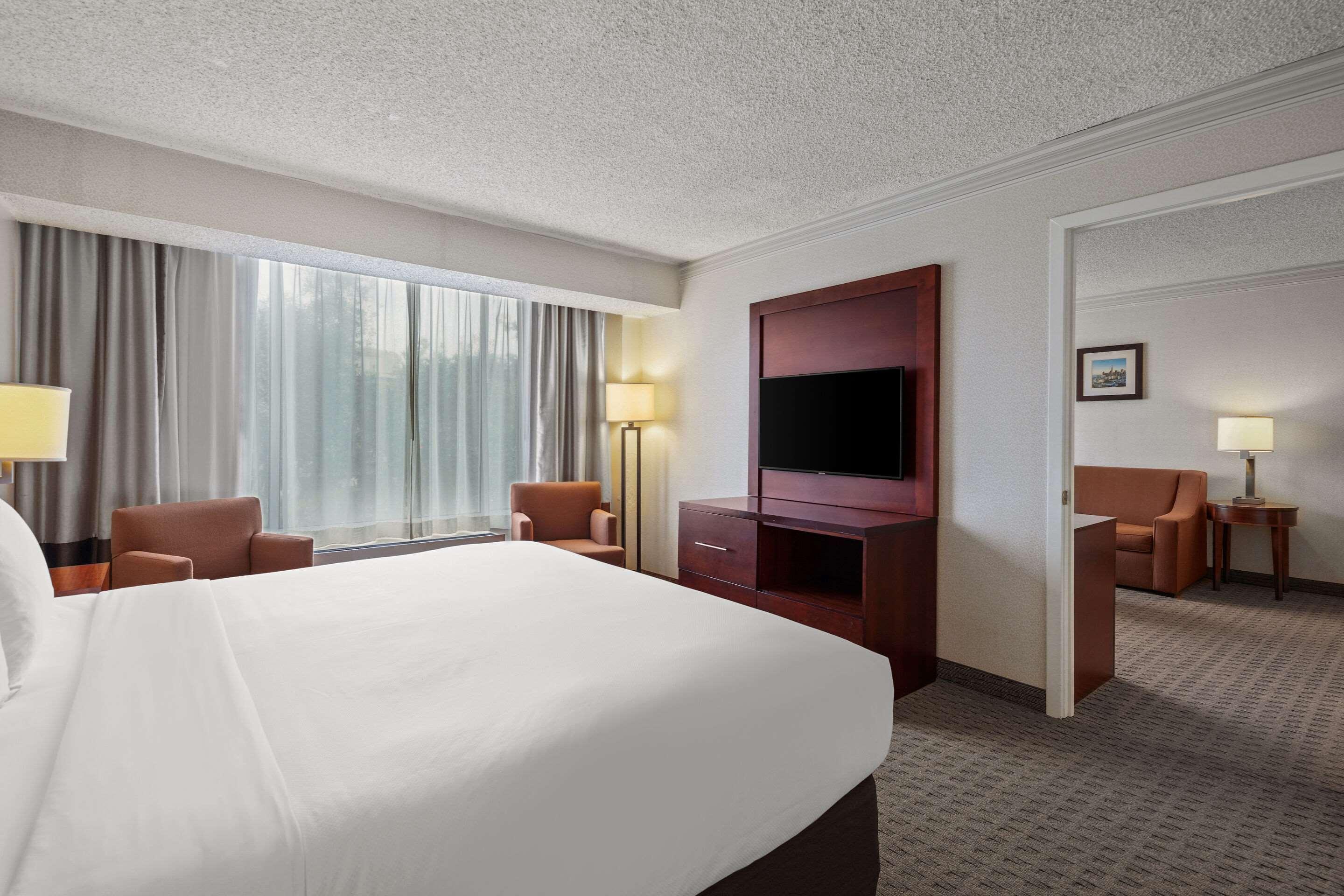 SUITE, KING BED, ACCESSIBLE