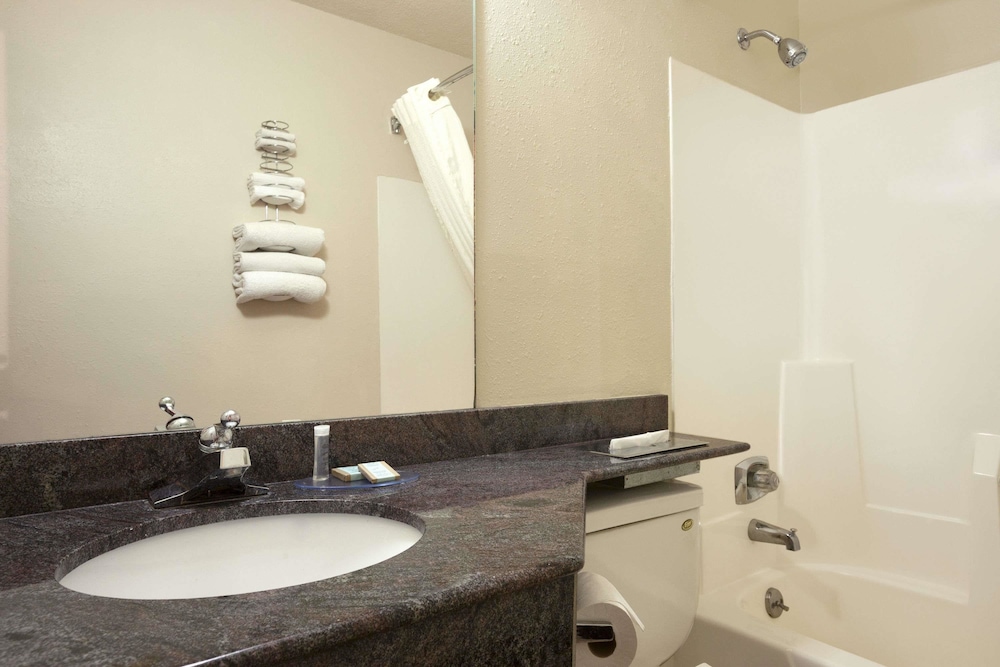 Travelodge by Wyndham La Porte/Michigan City Area 14/50