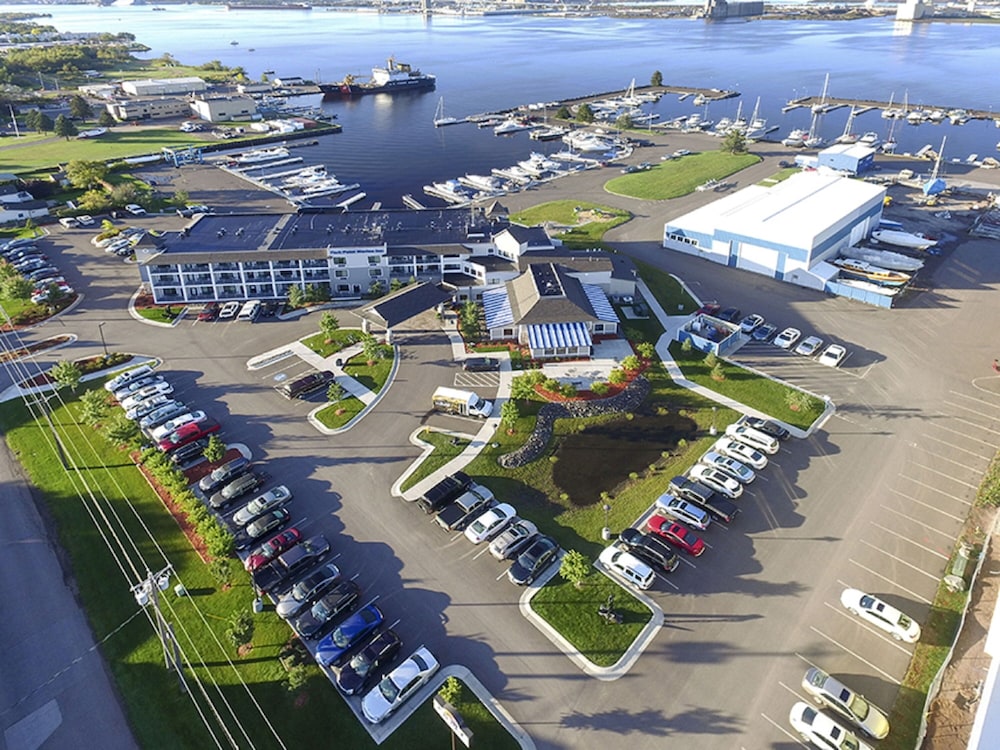 Park Point Marina Inn 71/72