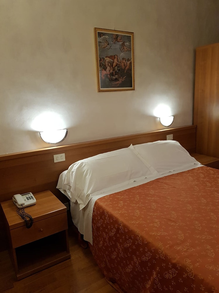 Hotel Julia 10/66
