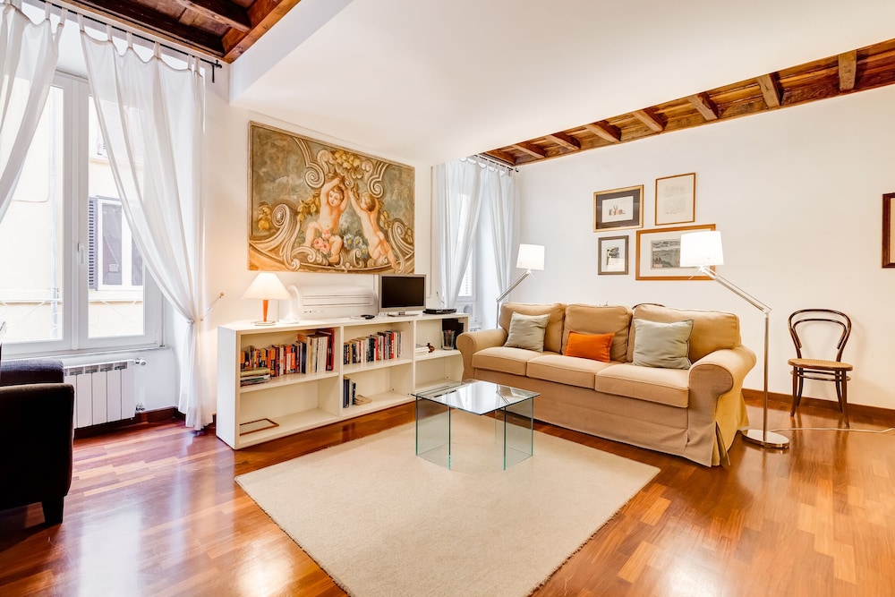 Historical Apartment near Spanish Steps 12/19