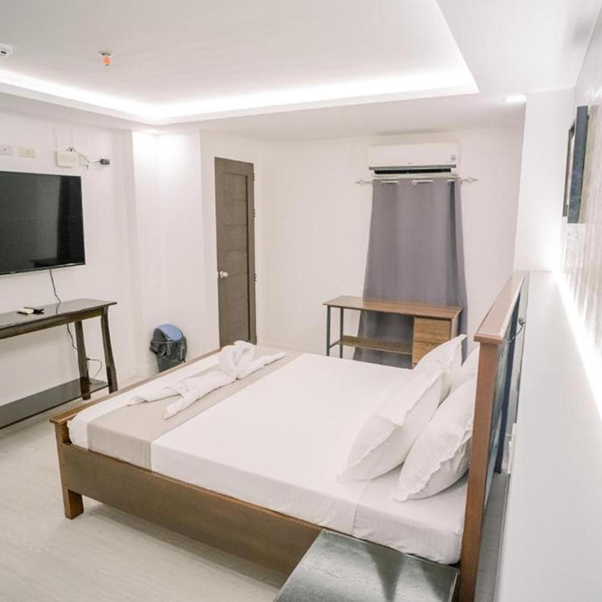 Spotlight Hotel near Hundred Islands Wharf 8/44