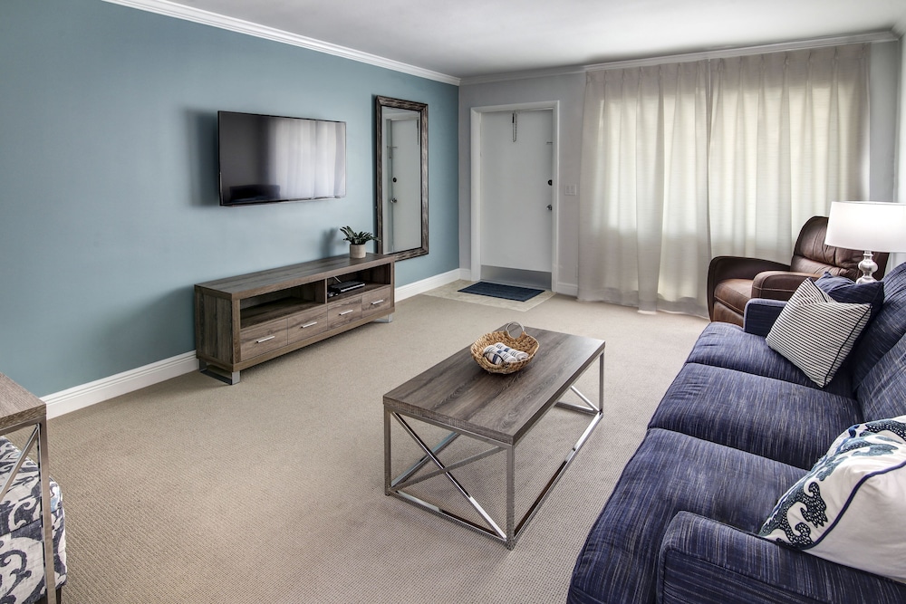 May Dee Suites 32/67