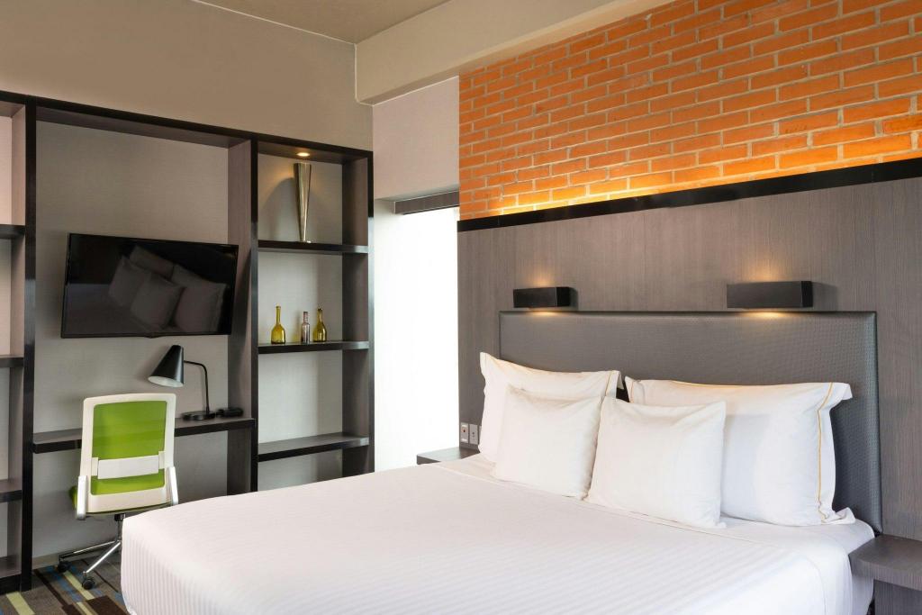 1 Bedroom, Loft, Suite, King Bed, City View, Sofa