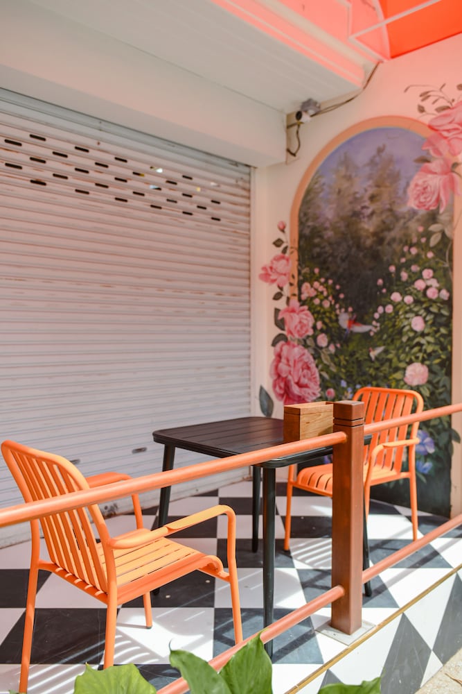 Side Walk Boutique Hotel 32/50