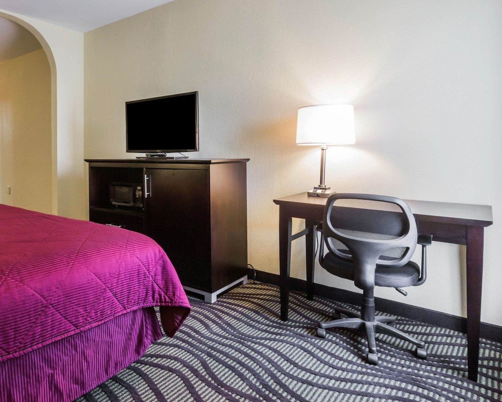 Quality Inn & Suites North Montgomery 12/34