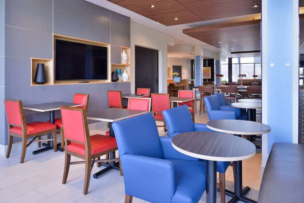 Holiday Inn Express & Suites Olathe West 45/60