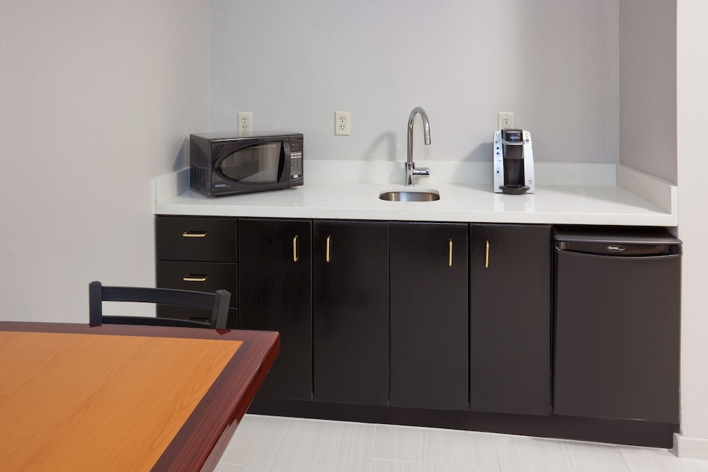 Holiday Inn Express & Suites Dickinson 59/60