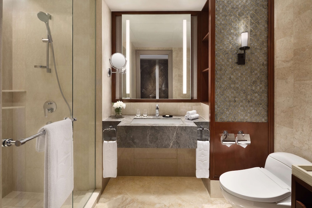 Shangri La Hotel Surabaya Kt 65/65