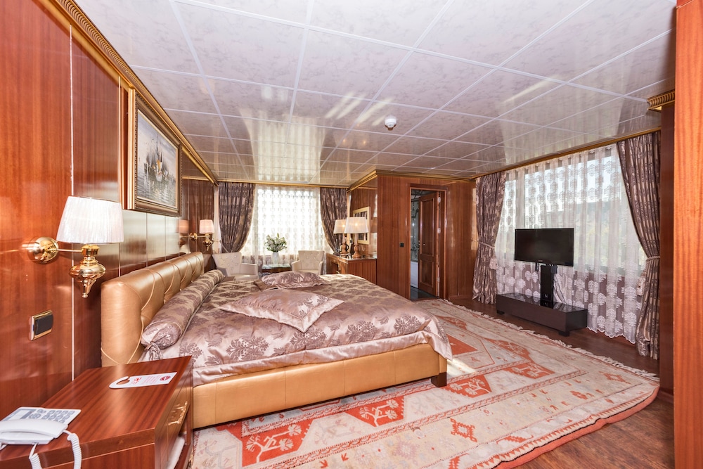 Cevheri S Hotel 12/53