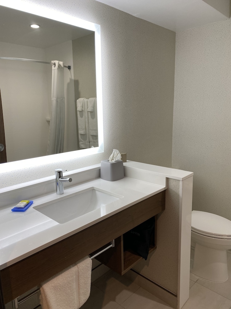 Holiday Inn Express and Suites Chatsworth 30/57