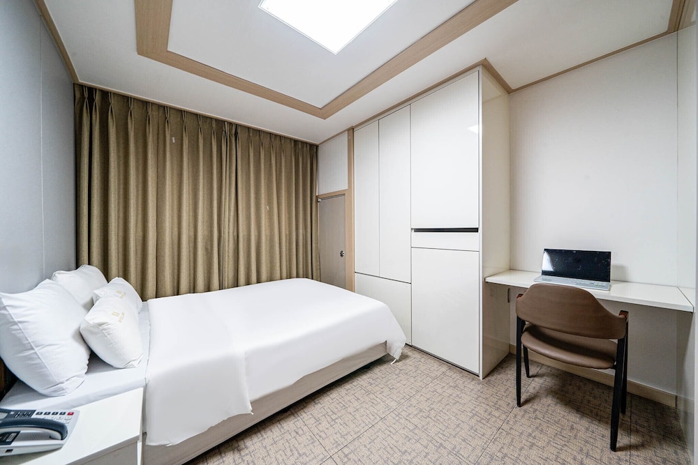 Residence Hotel Line 12/37
