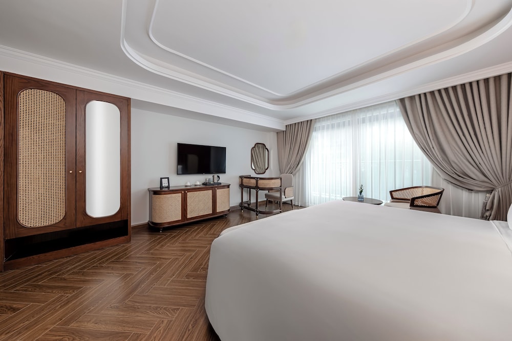 EXECUTIVE, SUITE