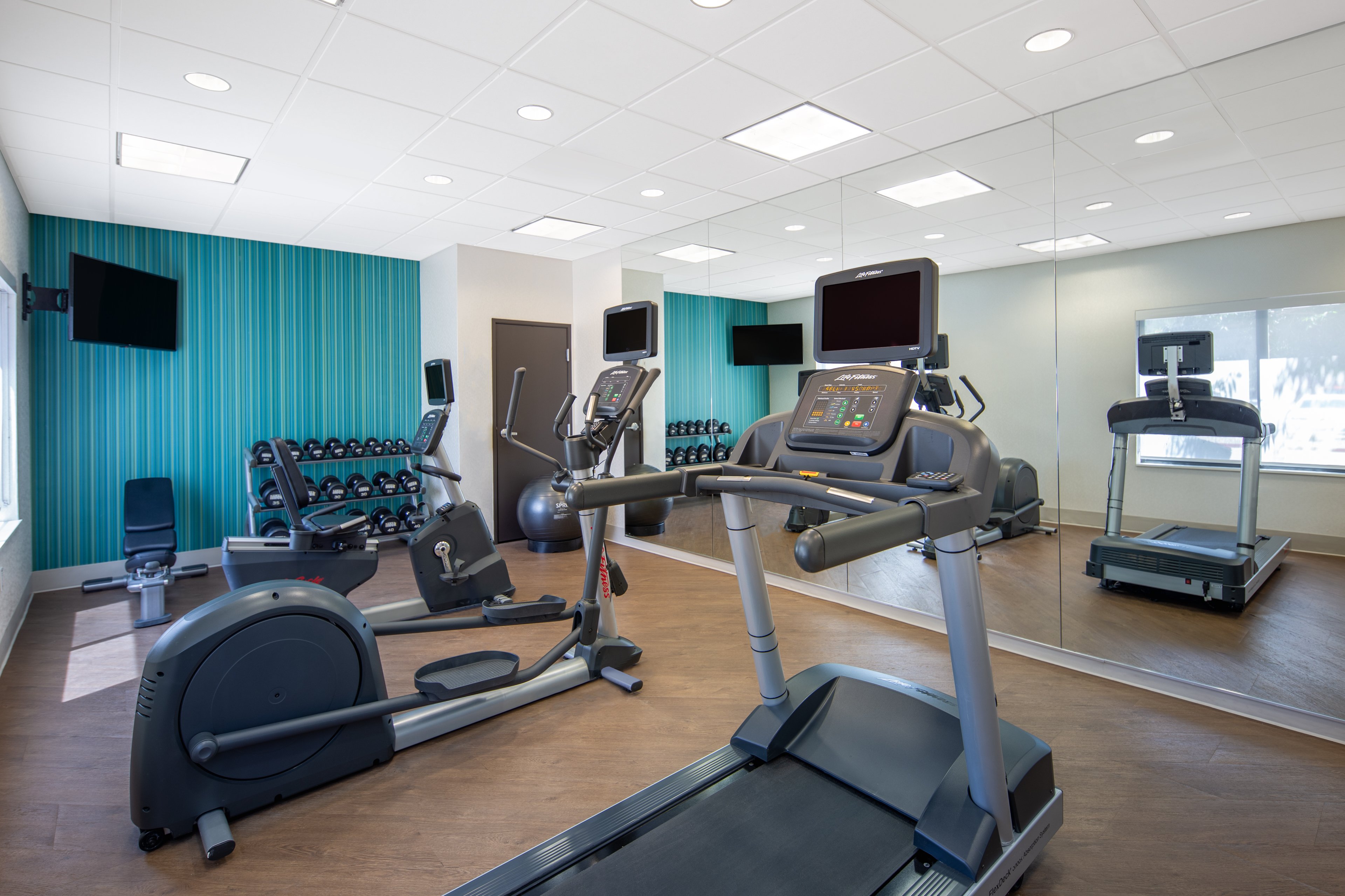 Holiday Inn Express Hotel & Suites Surprise 28/57