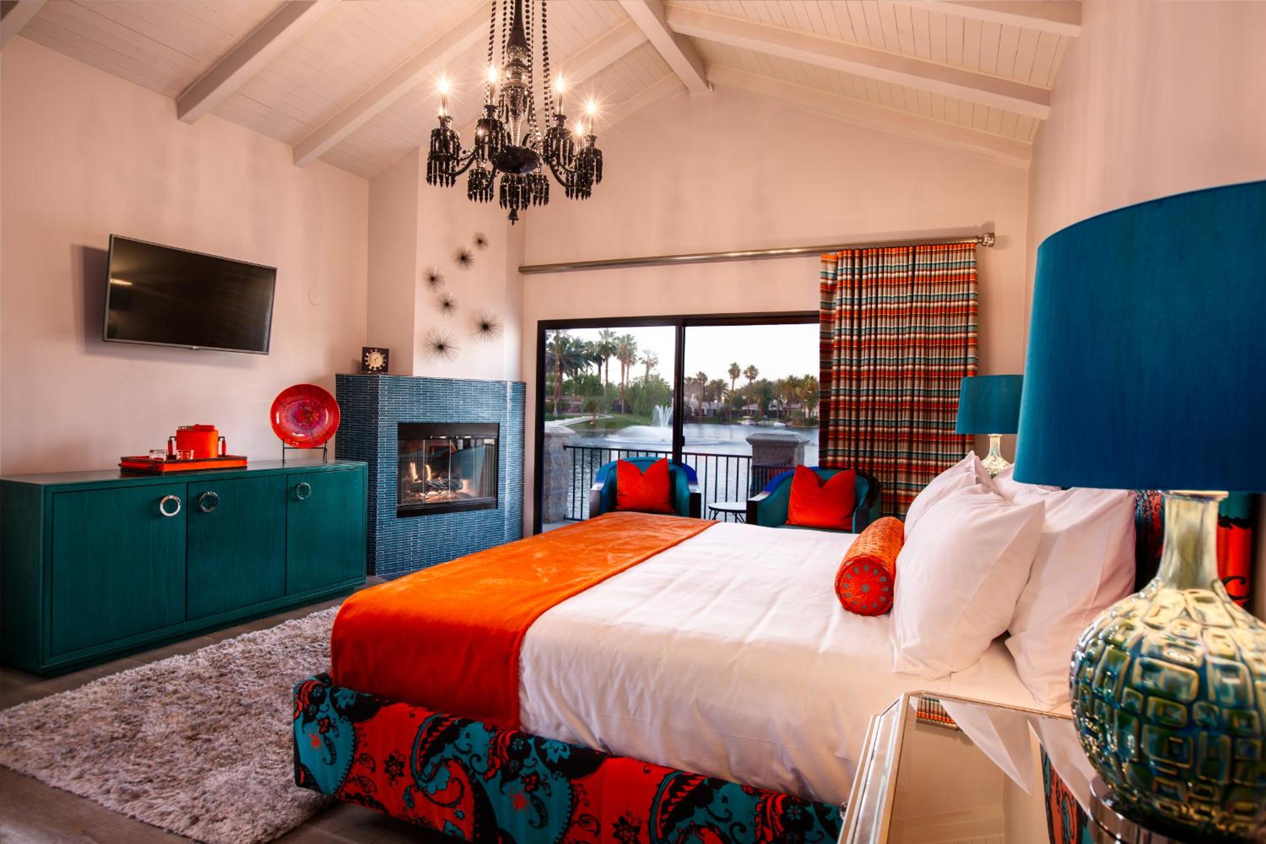 بنغل، The Chateau at Lake La Quinta 3/8