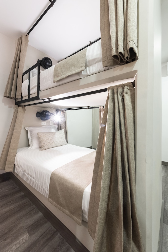Female Dorm, Female Only, 6 People